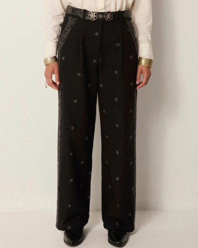 PANTALÓN NEGRO BORDADOS GRIS
