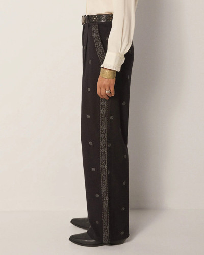 PANTALÓN NEGRO BORDADOS GRIS