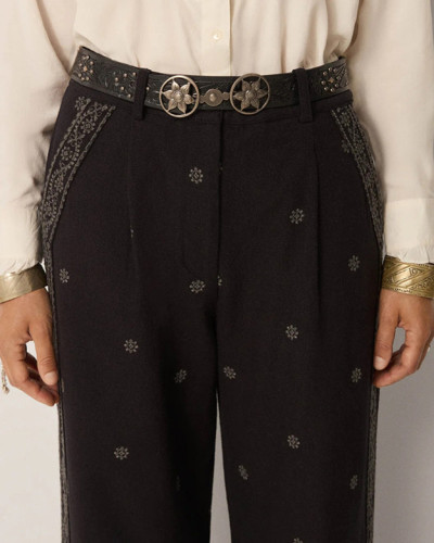 PANTALÓN NEGRO BORDADOS GRIS