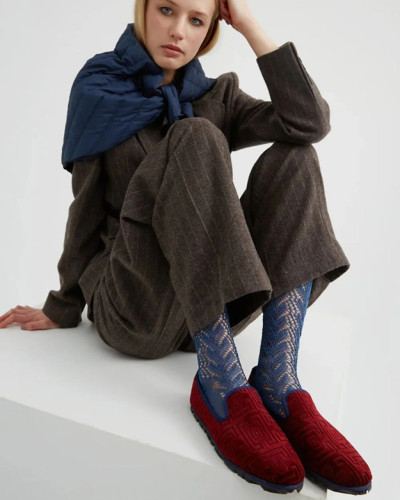 SLIPPER BURDEOS TRAMA GEOMÉTRICA