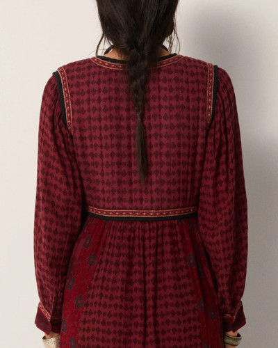 VESTIDO GRANATE BORDADO PUÑOS