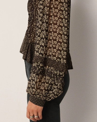 BLUSA VOLANTES ESTAMPADA NEGRA
