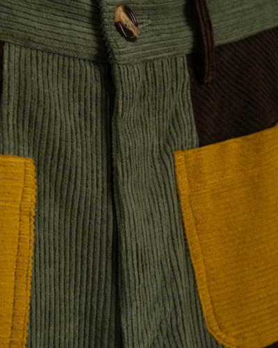 PANTALÓN PANA MARRÓN CONTRASTES VERDES Y AMARILLOS