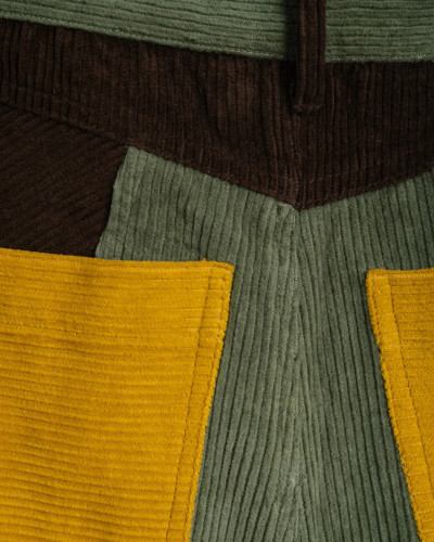 PANTALÓN PANA MARRÓN CONTRASTES VERDES Y AMARILLOS