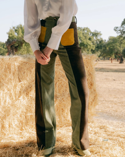 PANTALÓN PANA MARRÓN CONTRASTES VERDES Y AMARILLOS