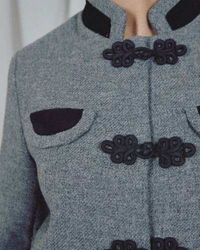 CHAQUETA GRIS CUELLO MANDARÍN