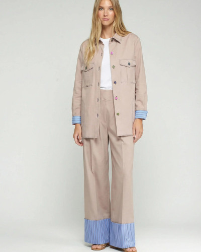 PANTALÓN BEIGE VUELTA RAYAS AZULES