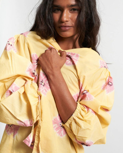 CAMISA AMARILLA DETALLES ROSAS