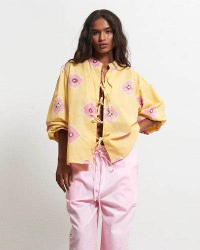 CAMISA AMARILLA DETALLES ROSAS