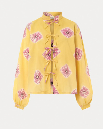 CAMISA AMARILLA DETALLES ROSAS