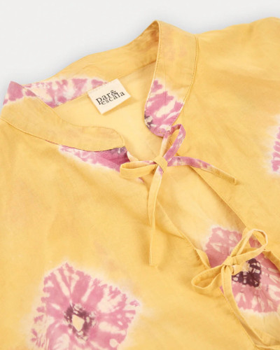 CAMISA AMARILLA DETALLES ROSAS