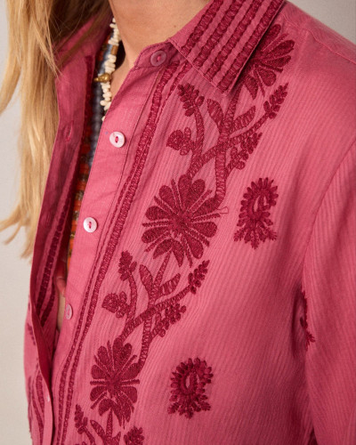 CAMISA FRAMBUESA BORDADOS
