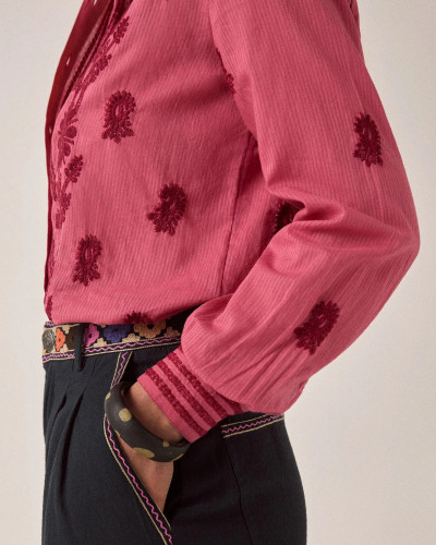 CAMISA FRAMBUESA BORDADOS