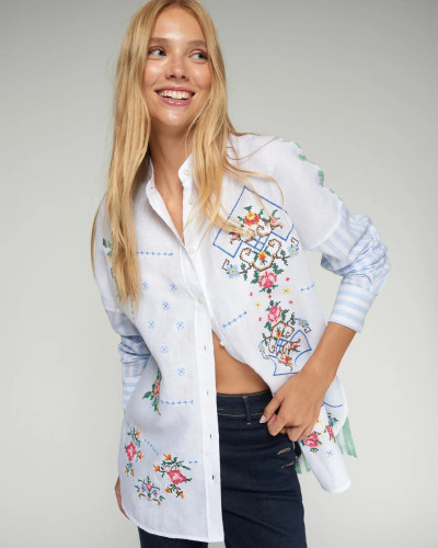 CAMISA BLANCA BORDADO AZUL, VERDE Y ROSA