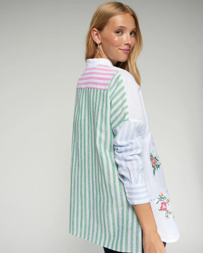 CAMISA BLANCA BORDADO AZUL, VERDE Y ROSA