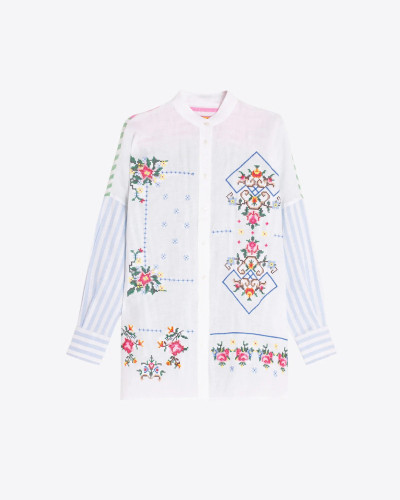 CAMISA BLANCA BORDADO AZUL, VERDE Y ROSA