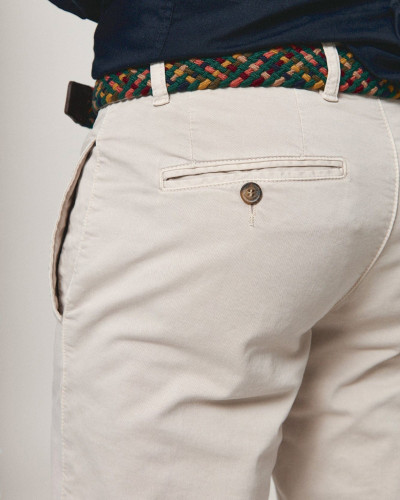 Pantalon chino de venta online en la central 1897.