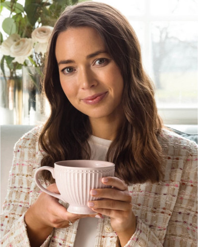 La taza de té Alice rosa pálido es una elegante taza de porcelana robusta.