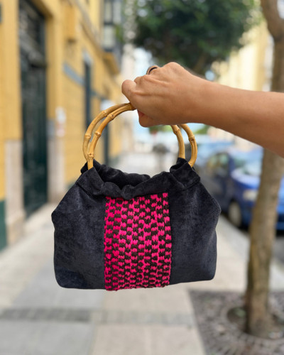 BOLSO NEGRO DETALLES ROSAS