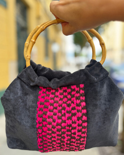 BOLSO NEGRO DETALLES ROSAS